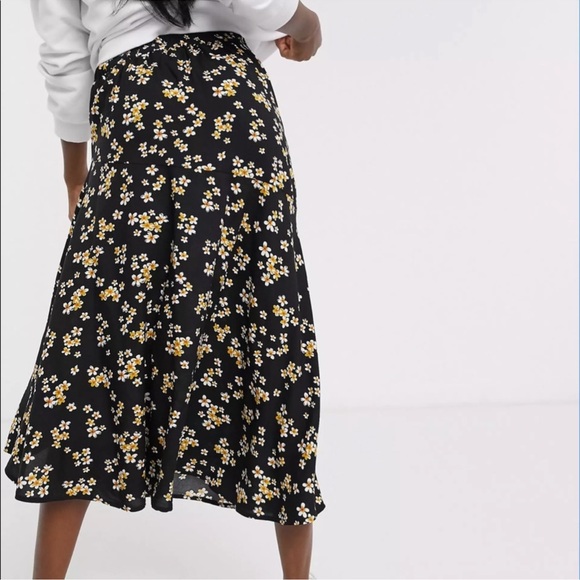 NWT Wednesday’s Girl Midi Skirt With Asymmetric Hem In Ditsy Floral Size Small - Picture 2 of 8